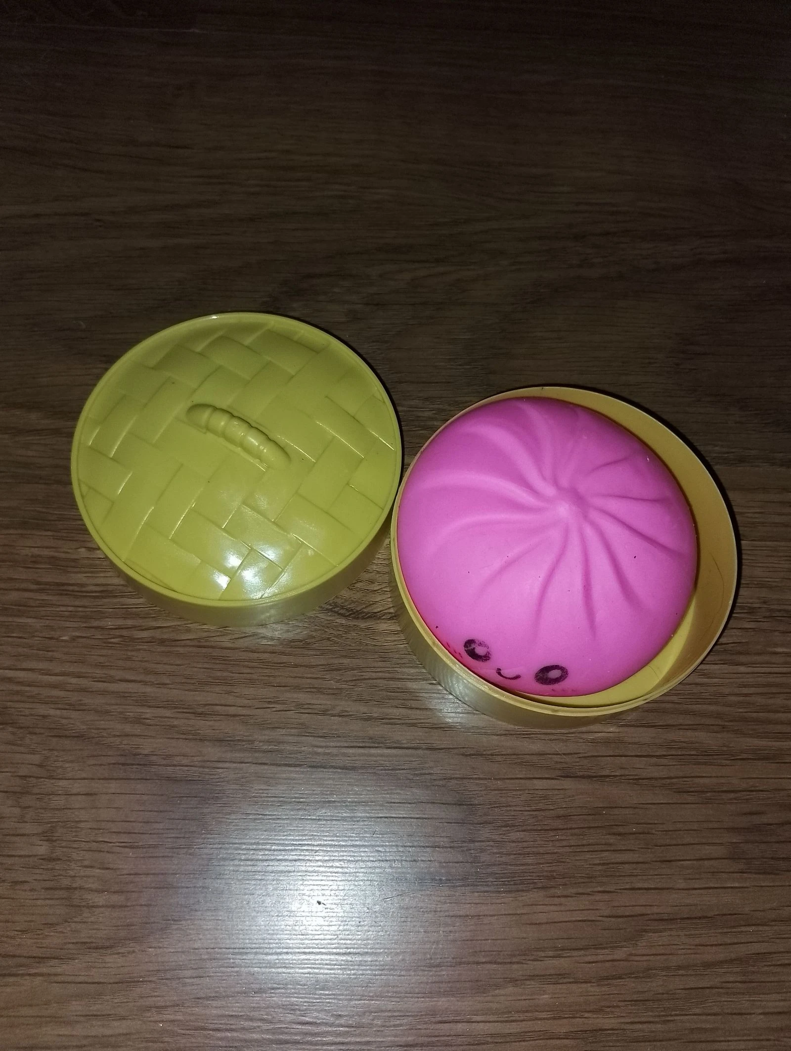 Squishy kawaii rose avec boîte jaune